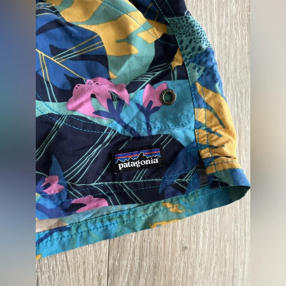 Patagonia Girls' Costa Rica Baggies Shorts Floral - Size Small - Picture 3 of 8